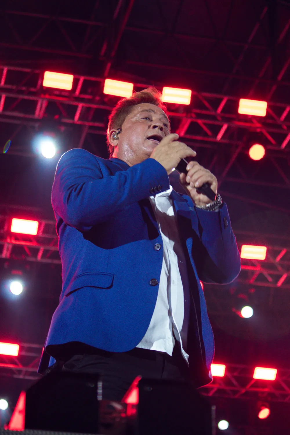 Leonardo ao microfone durante o show — Rodeio Fest 2026, 08.08