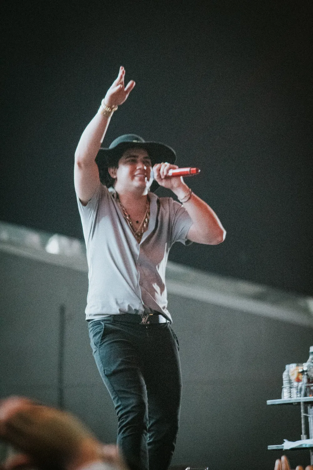 Natanzinho de chapéu ao microfone — Rodeio Fest 2026, 08.08