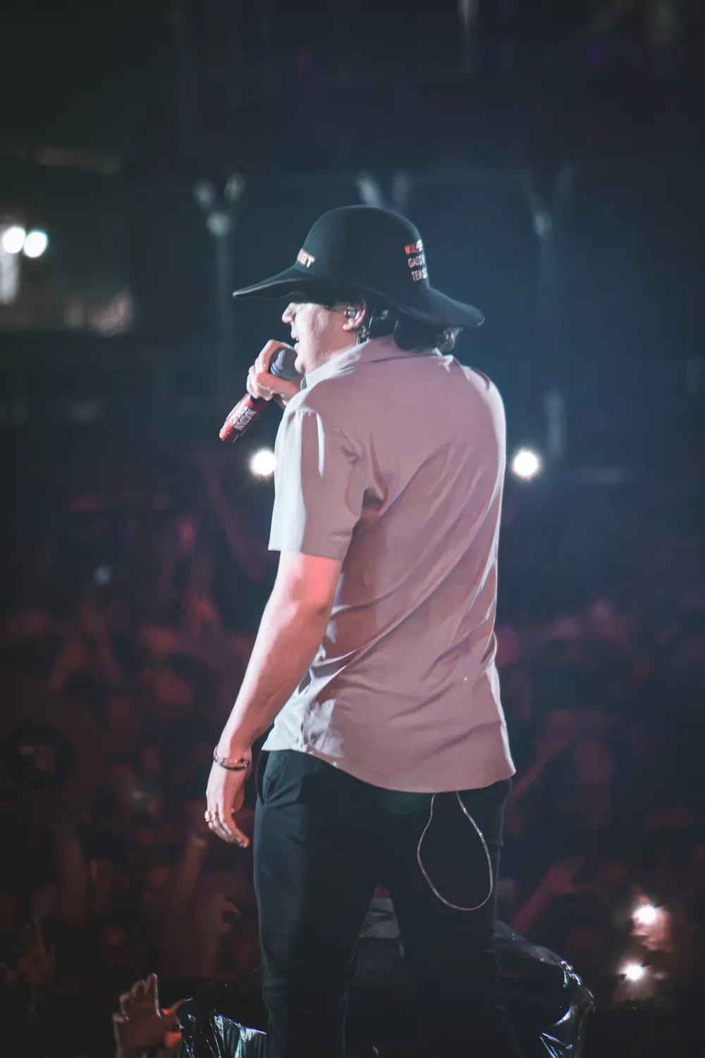 Natanzinho cantando de perfil — Rodeio Fest 2026, 08.08