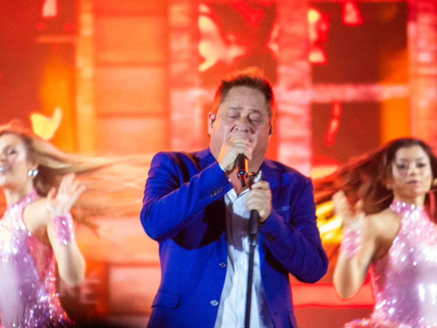 Leonardo no palco com as bailarinas — Rodeio Fest 2026, 08.08