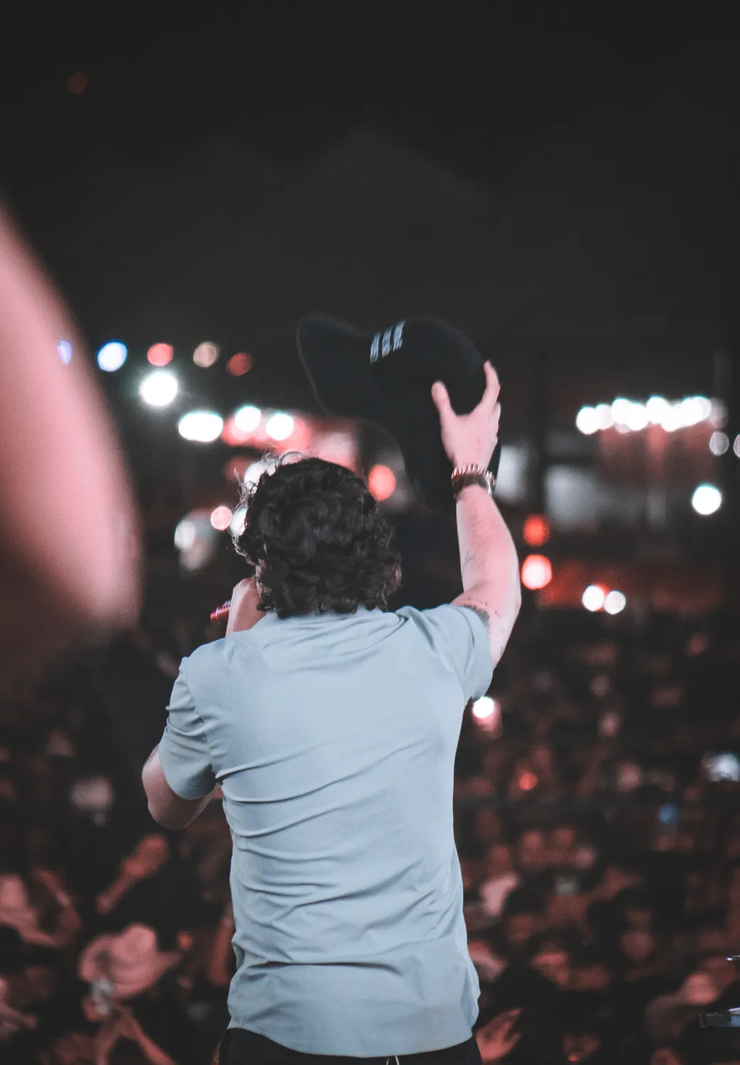 Natanzinho erguendo o chapéu para o público — Rodeio Fest 2026, 08.08