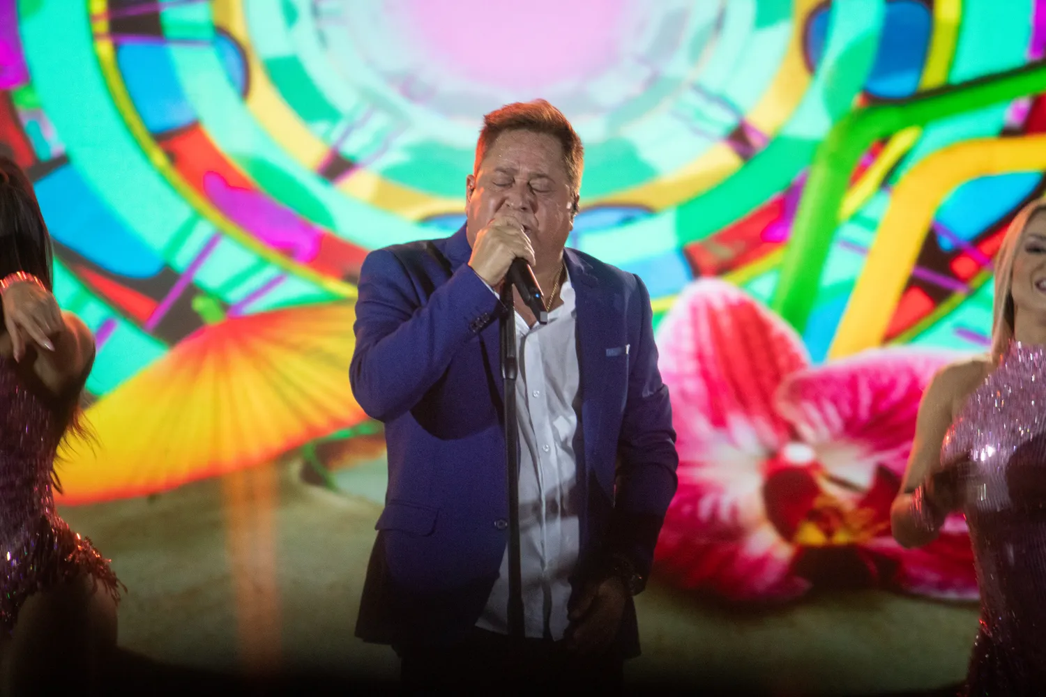 Leonardo no palco com projeção colorida — Rodeio Fest 2026, 08.08