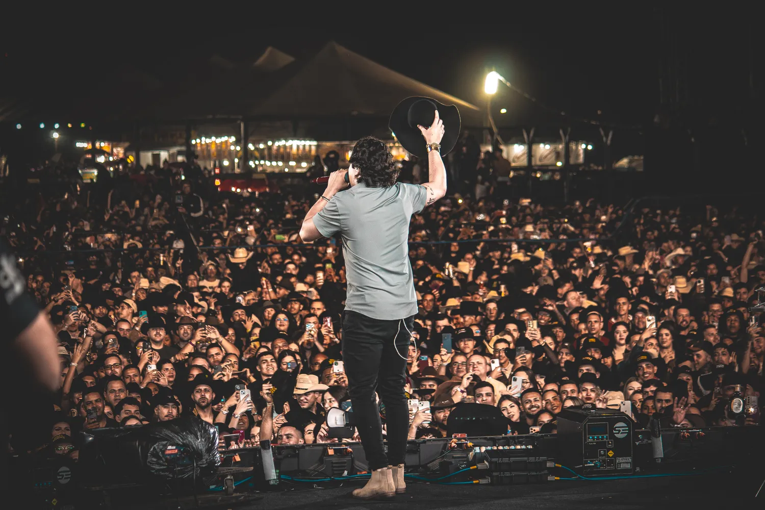 Natanzinho de frente para o público lotado — Rodeio Fest 2026, 08.08