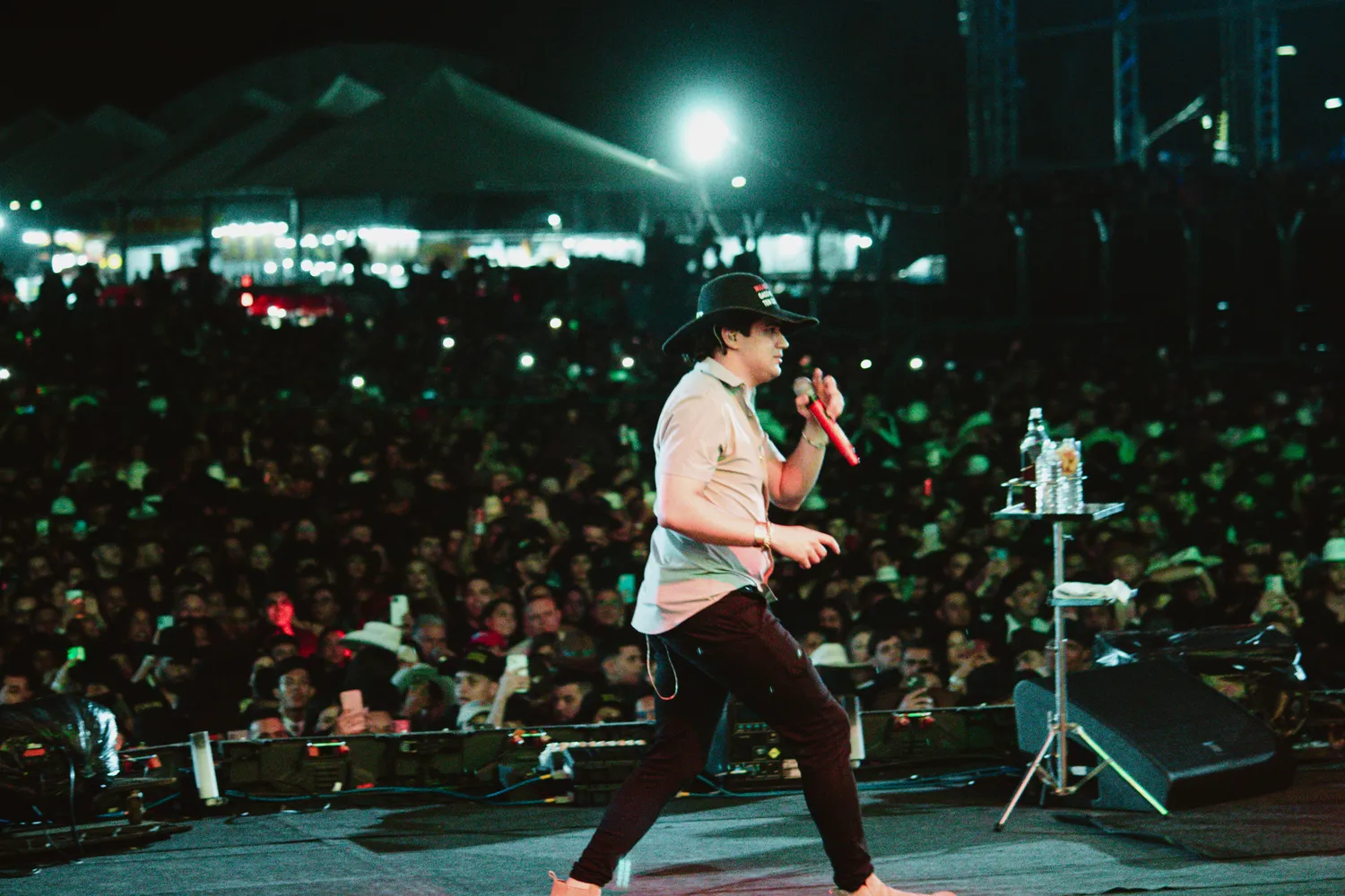 Público na arena acompanhando a noite — Rodeio Fest 2026, 08.08