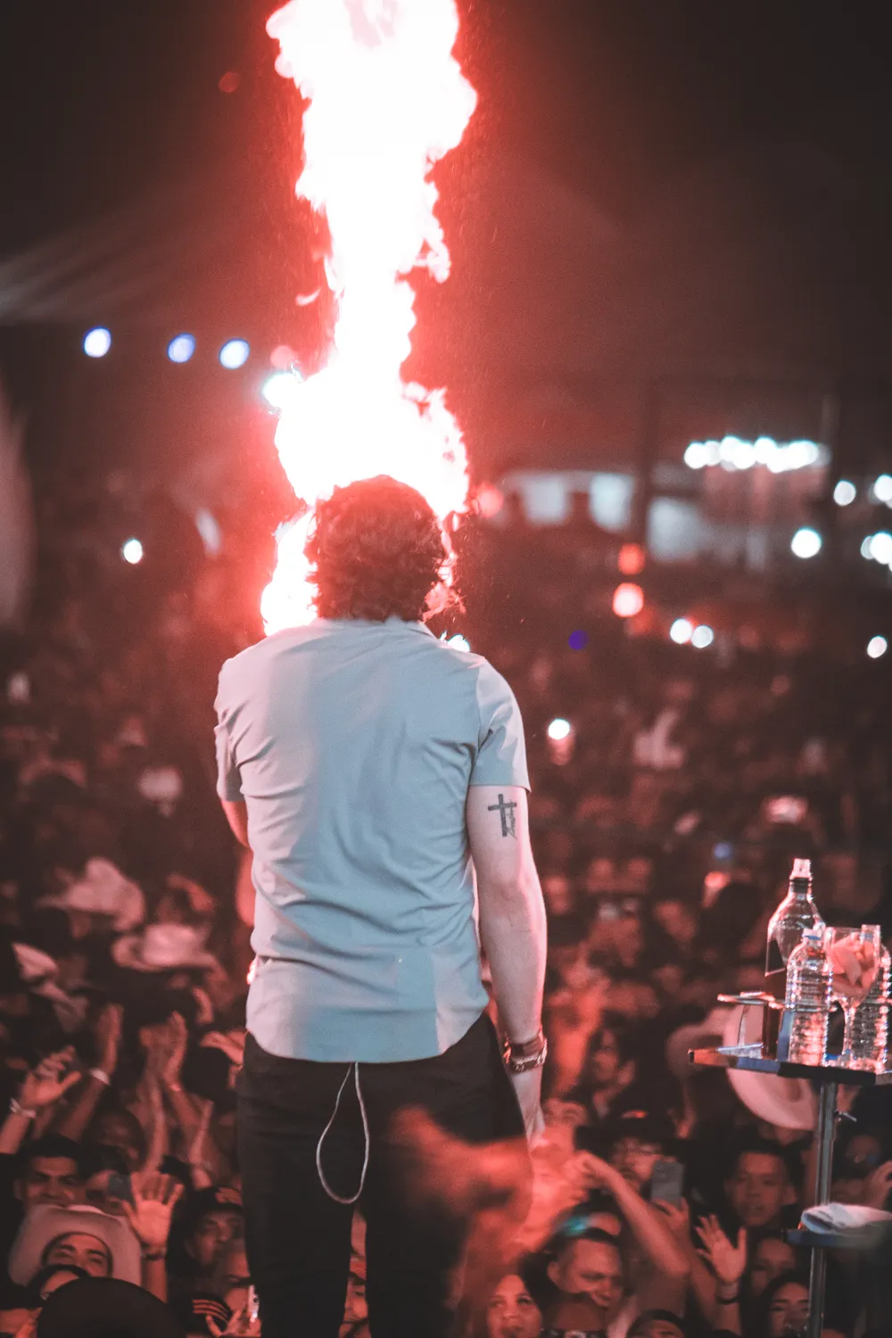 Chamas no palco e público em festa — Rodeio Fest 2026, 08.08