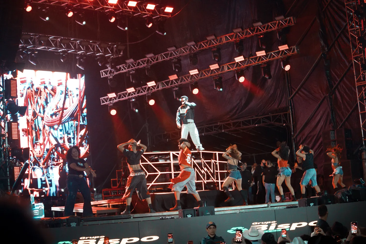 Dennis DJ animando o público — Rodeio Fest 2026, 14.08