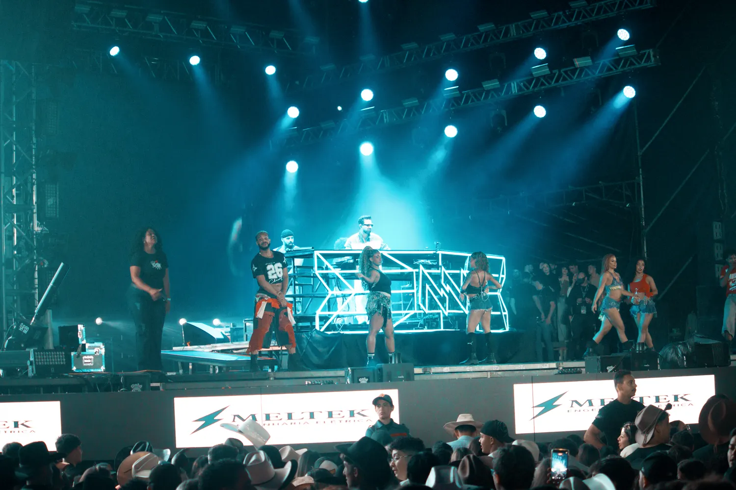 Dennis DJ de frente para a plateia — Rodeio Fest 2026, 14.08