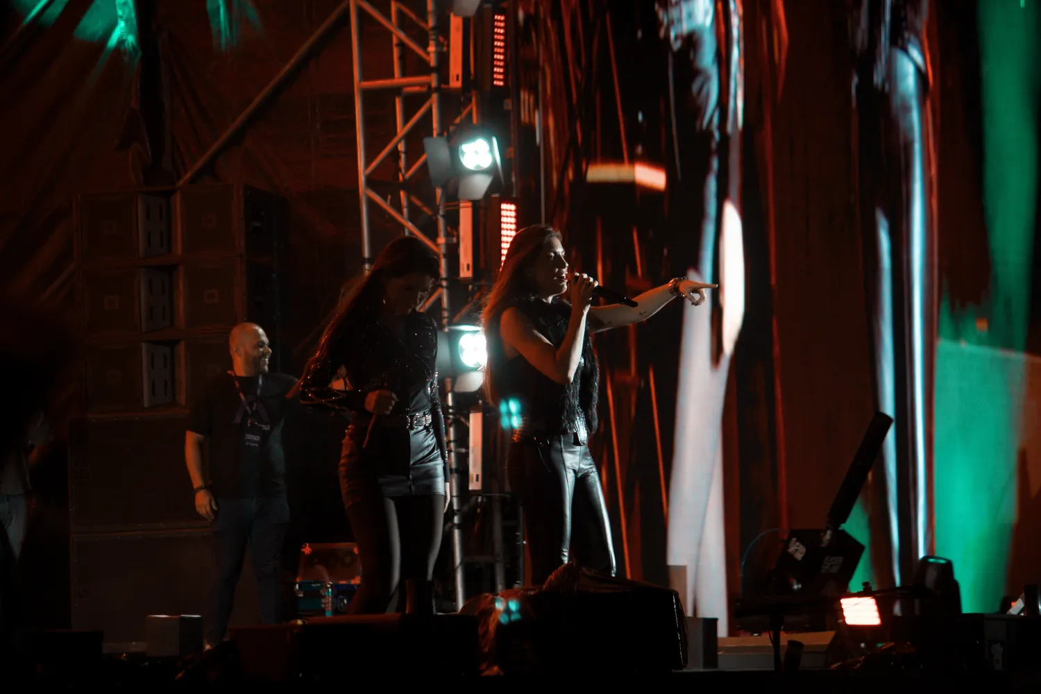 Lucylla & Luciana cantando — Rodeio Fest 2026, 14.08