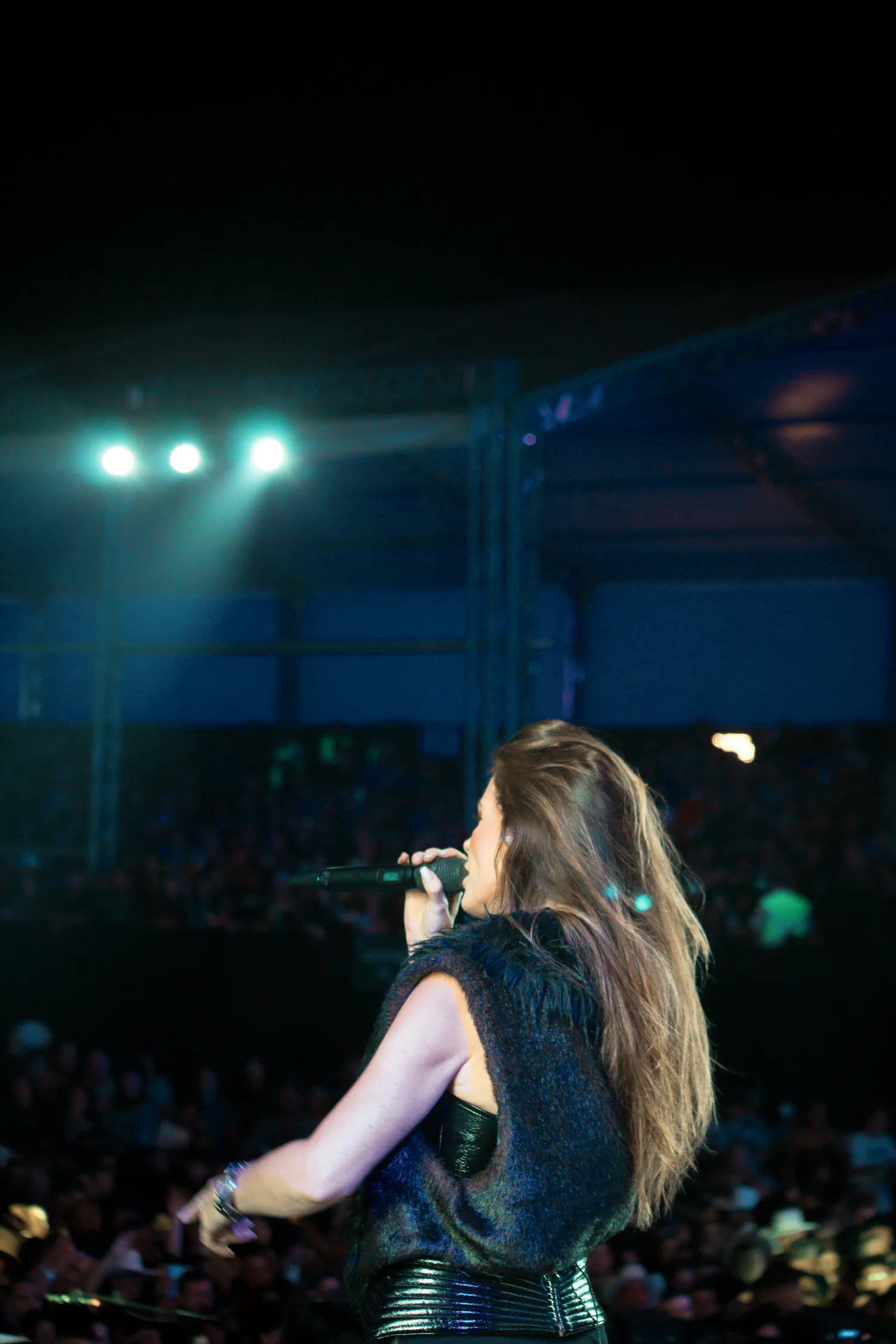 Lucylla & Luciana ao microfone — Rodeio Fest 2026, 14.08