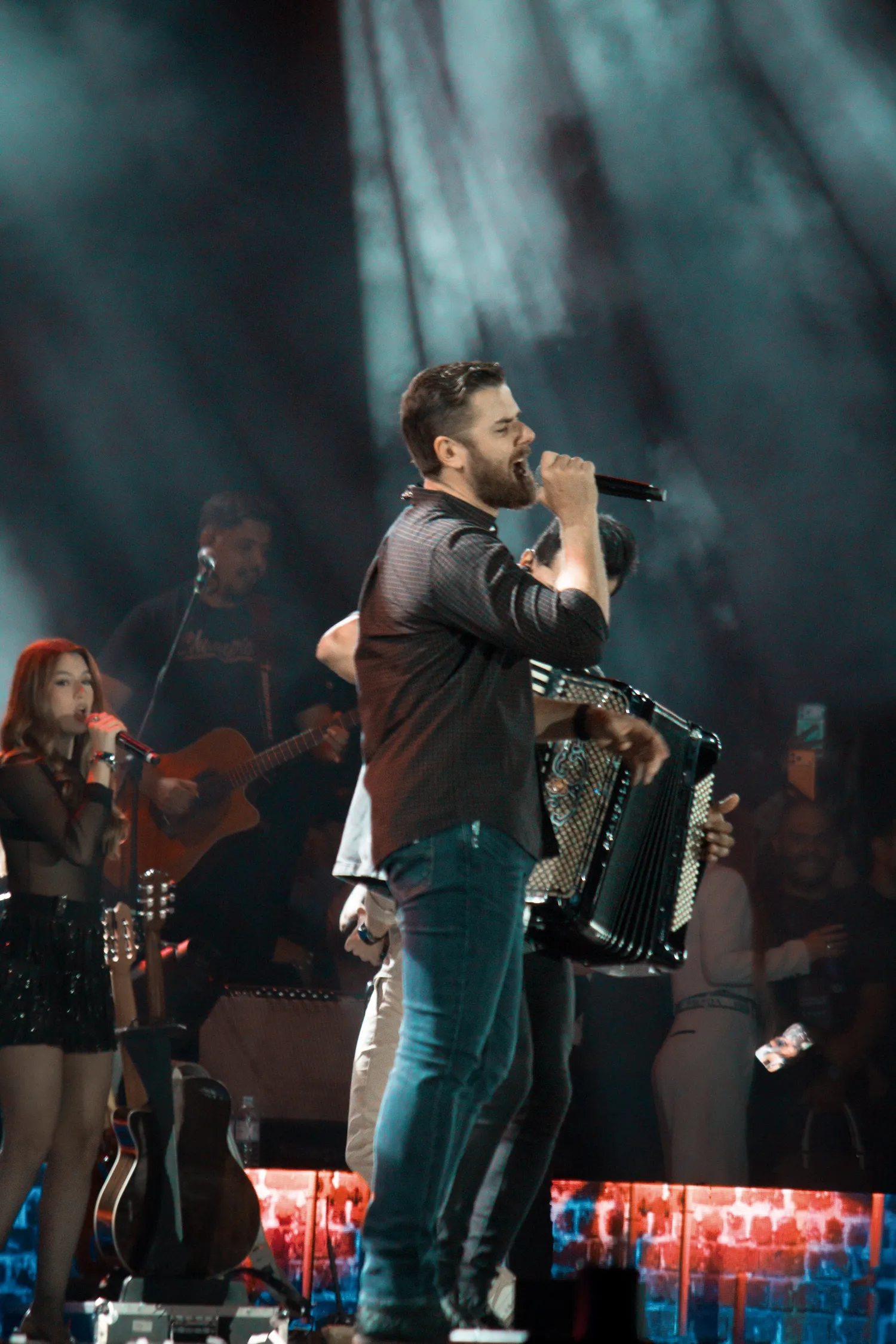 Zé Neto & Cristiano sob a luz do palco — Rodeio Fest 2026, 14.08