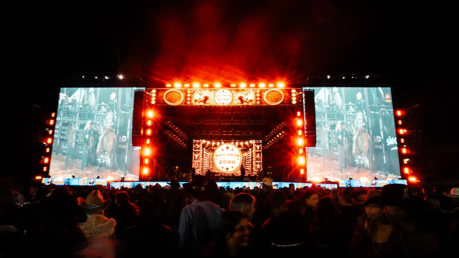 Palco principal iluminado — Rodeio Fest 2026, 07.08