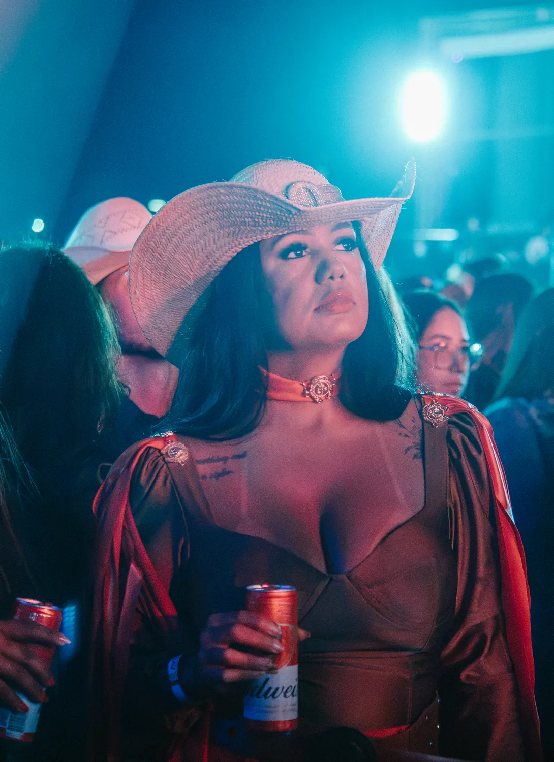 Mulher de chapéu de cowboy na plateia — Rodeio Fest 2026, 07.08