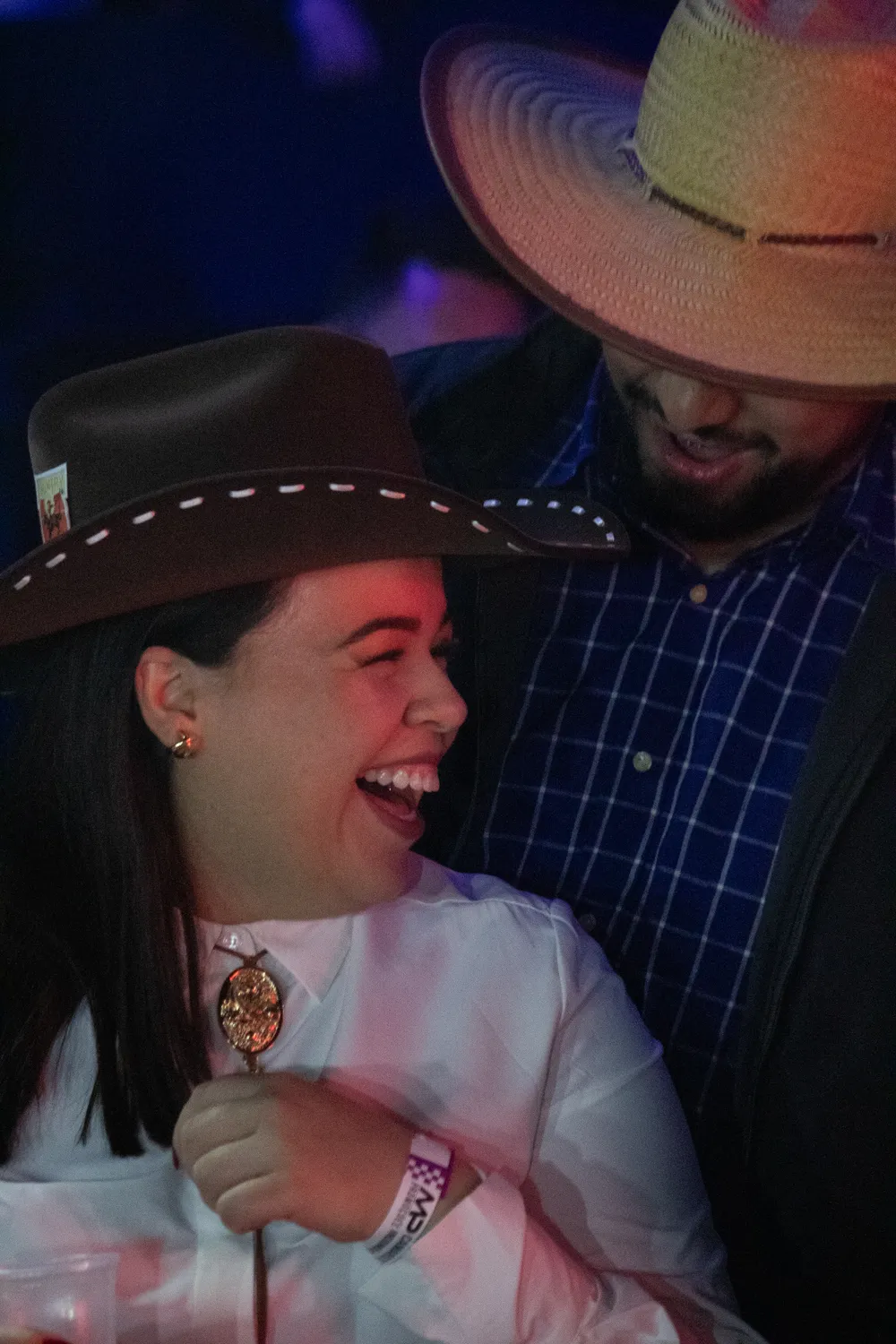 Casal sorrindo durante o show — Rodeio Fest 2026, 07.08
