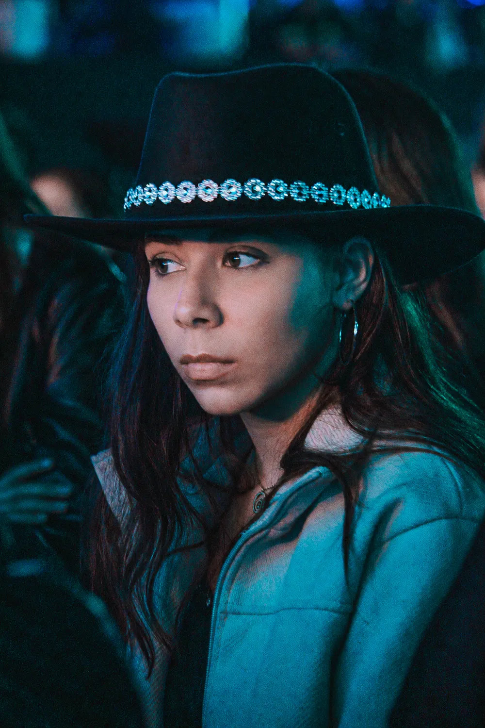 Mulher de chapéu de cowboy na noite do rodeio — Rodeio Fest 2026, 07.08
