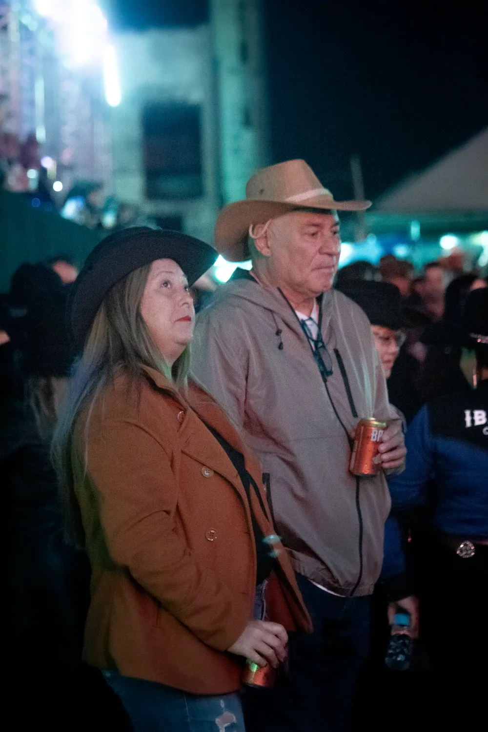 Casal na plateia acompanhando a noite — Rodeio Fest 2026, 07.08
