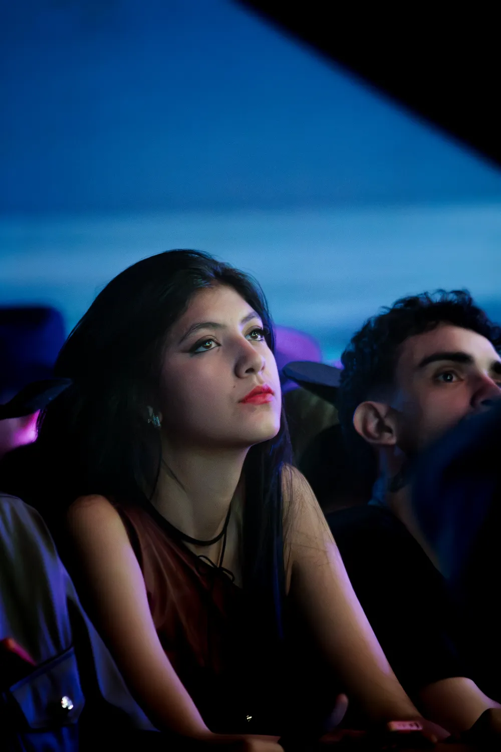 Casal jovem no público — Rodeio Fest 2026, 07.08