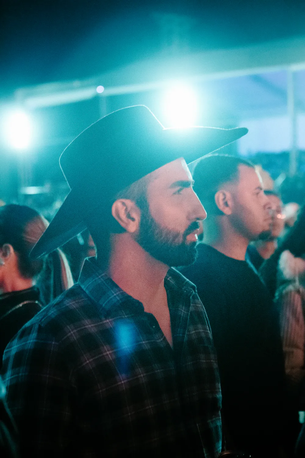 Homem na plateia durante a apresentação — Rodeio Fest 2026, 07.08