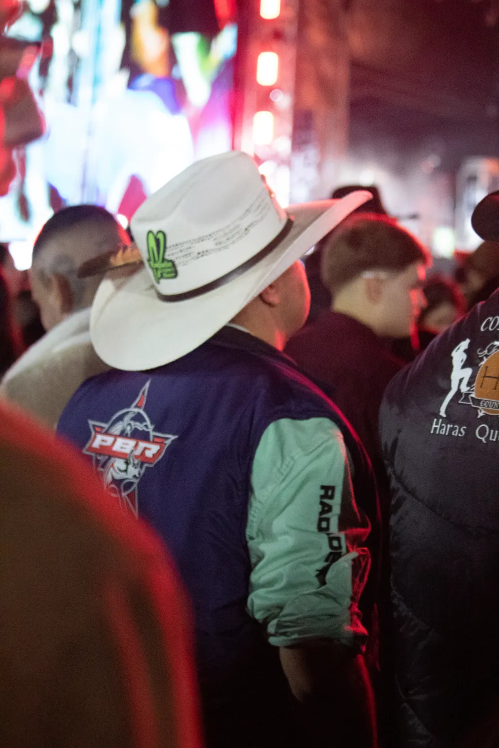 Público de chapéu na noite de abertura — Rodeio Fest 2026, 07.08
