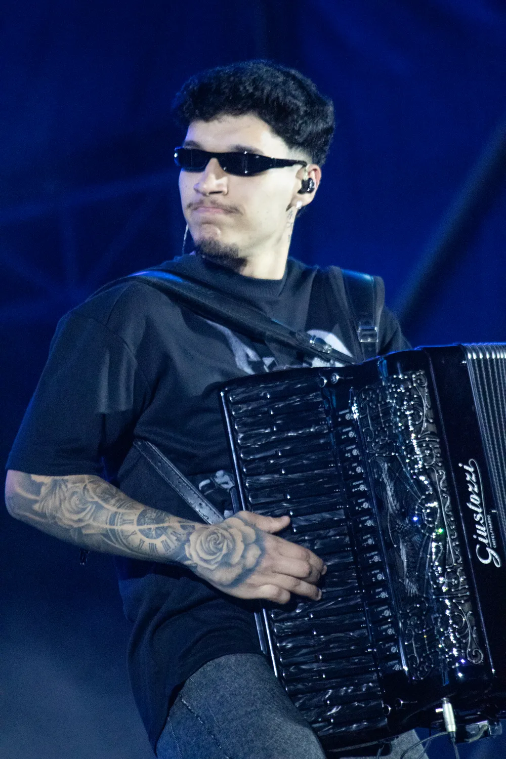Sanfoneiro em close durante o show — Rodeio Fest 2026, 07.08