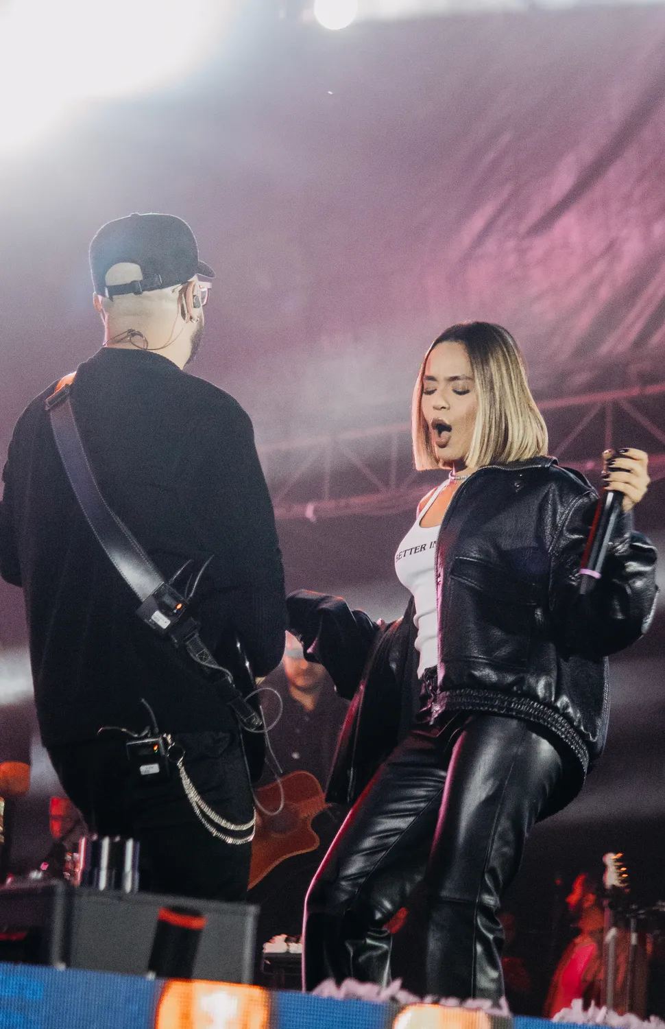 Cantora no palco durante a apresentação — Rodeio Fest 2026, 07.08
