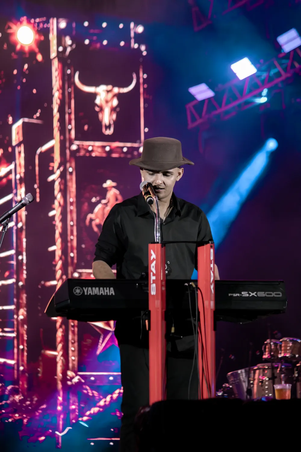 Músico ao teclado com chapéu no palco — Rodeio Fest 2026, 07.08
