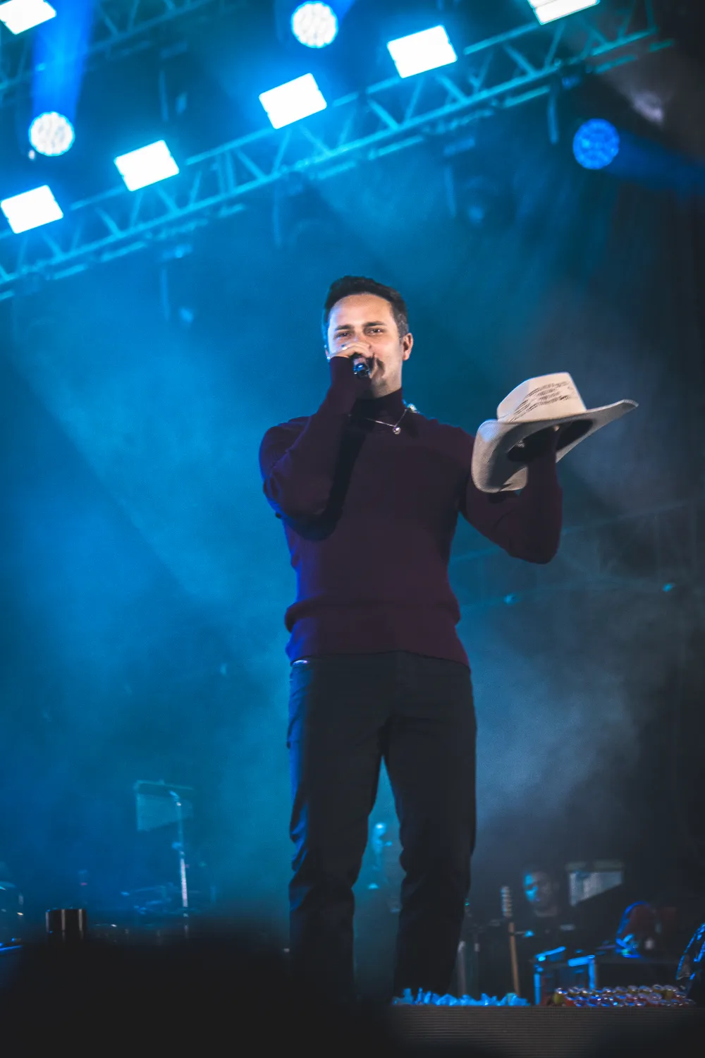 Cantor com chapéu durante o show — Rodeio Fest 2026, 07.08