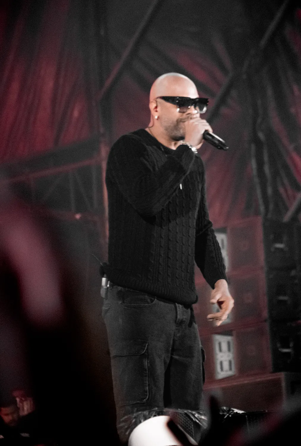 Cantor ao microfone no palco — Rodeio Fest 2026, 07.08