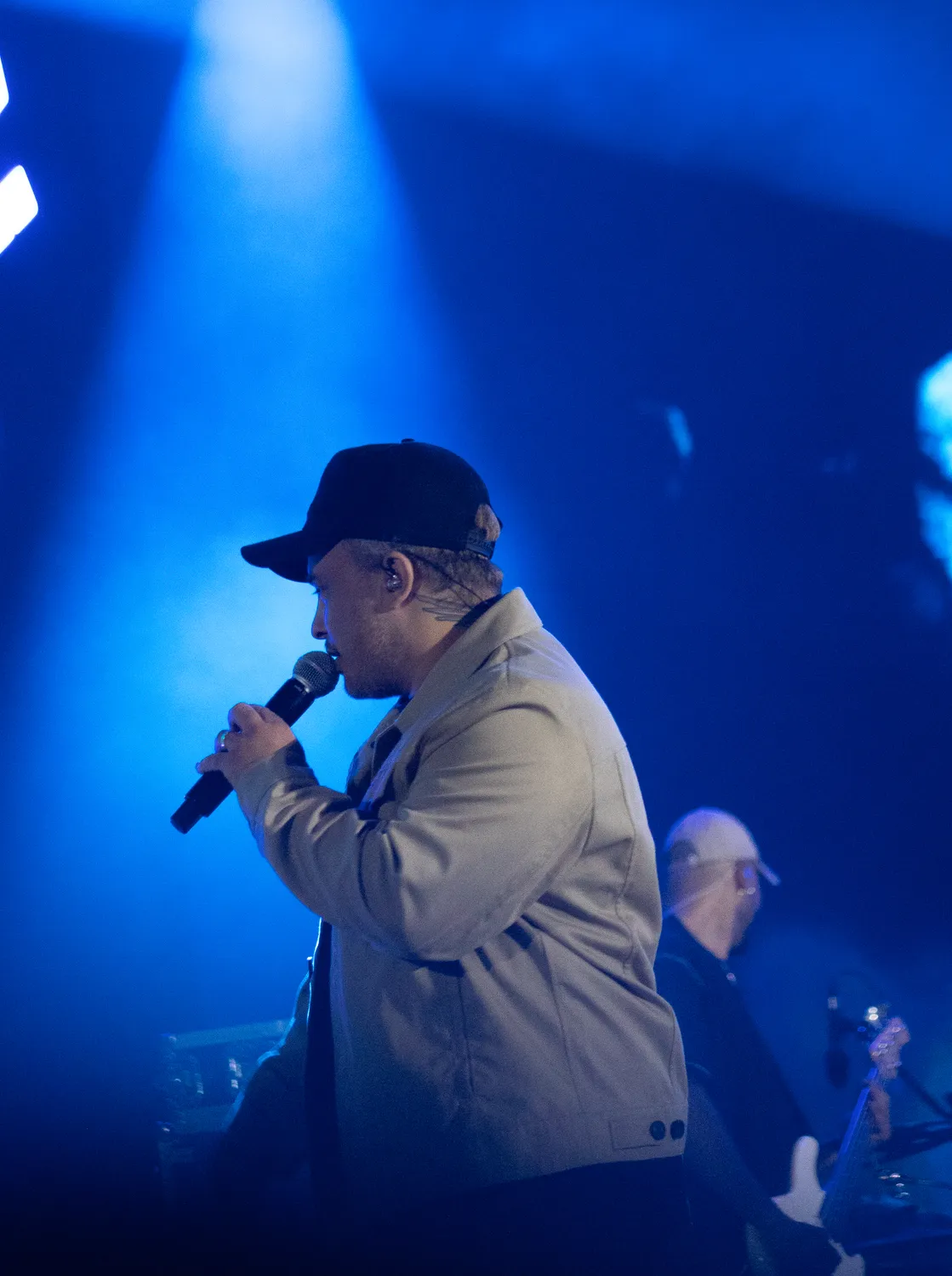 Cantor durante o show sob luz azul — Rodeio Fest 2026, 07.08